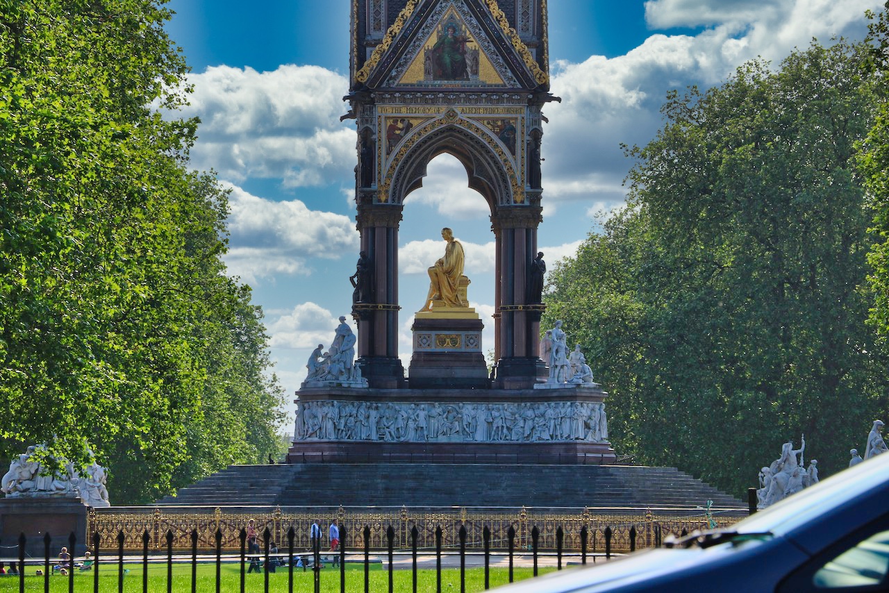 Albert Memorial Zoom  (Look at the size of the people!)